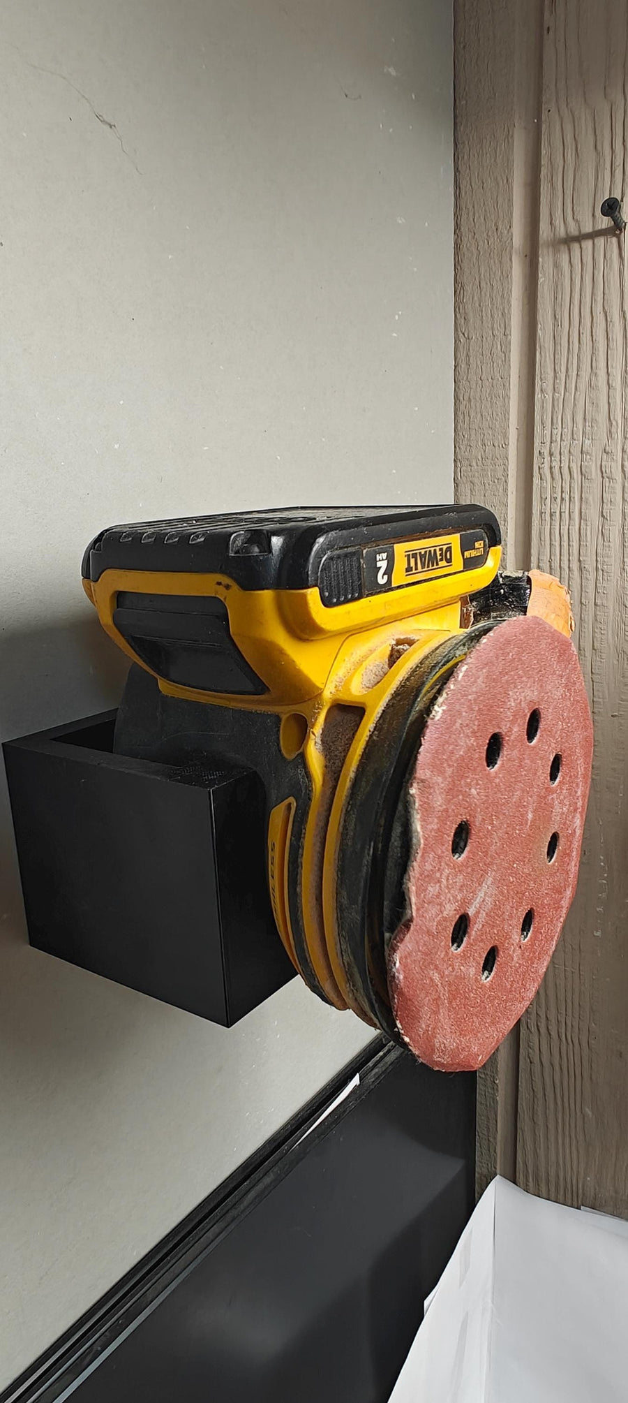 Wall-Mount Holder for Cordless Orbital Sander – Secure Storage for DeWalt 20V/60V Power Tools